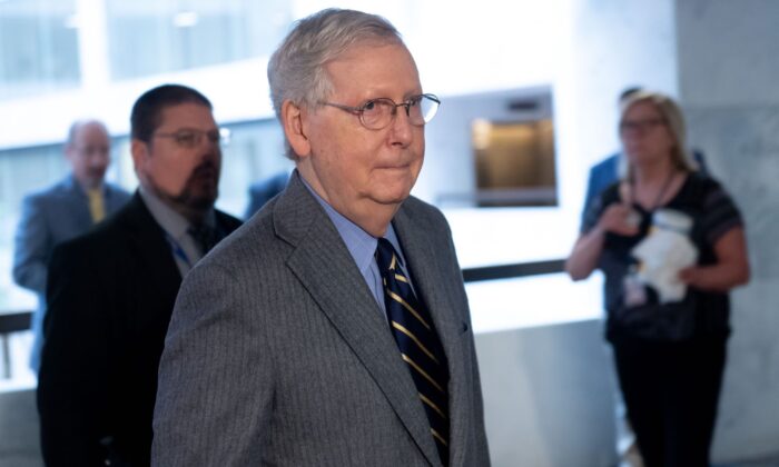 El líder de la mayoría del Senado, Mitch McConnell (R-Ky.), llega para asistir a una reunión en la que se  discutirá un posible proyecto de ley económica en respuesta a COVID-19, en Washington, el 20 de marzo de 2019. (Saul Loeb/AFP a través de Getty Images)