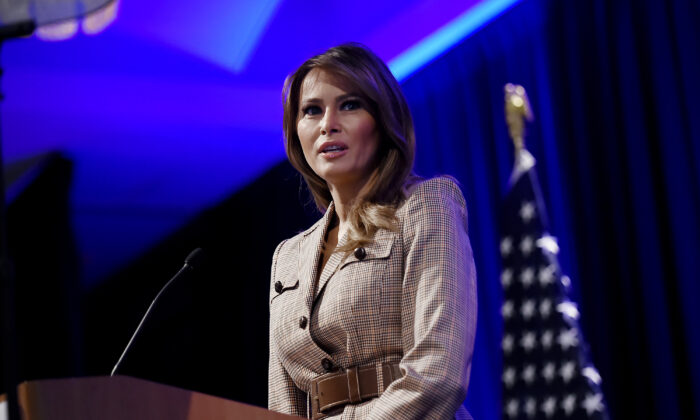 La primera dama Melania Trump se dirige a la Conferencia Legislativa de la Asociación Nacional de Padres y Maestros de 2020 en el casco antiguo de Westin Alexandria en Alexandria, Virginia, el 10 de marzo de 2020. (Olivier Douliery/AFP vía Getty Images)