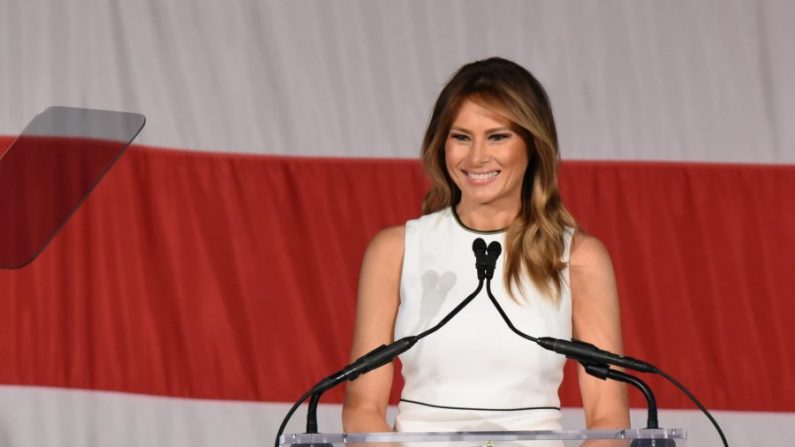 La Primera Dama Melania Trump hace comentarios en el Almuerzo de Mujeres Distinción de las Universidades Atlánticas de Palm Beach en Palm Beach, Florida, el 19 de febrero de 2020. (Michele Eve Sandberg/AFP a través de Getty Images)