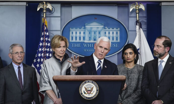 El vicepresidente Mike Pence habla durante una sesión informativa en la Casa Blanca en Washington, el 3 de marzo de 2020. (Drew Angerer/Getty Images)