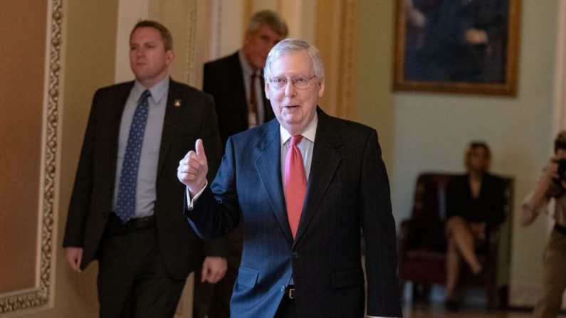 Líder de la mayoría del Senado, Mitch McConnell (R-Ky.), abandona el piso del Senado en el Capitolio de EE. UU. en Washington el 25 de marzo de 2020. (Alex Edelman/AFP via Getty Images)