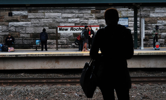 Gente espera la llegada del tren en la estación de New Rochelle, Nueva York, el 10 de marzo de 2020. (Spencer Platt/Getty Images)