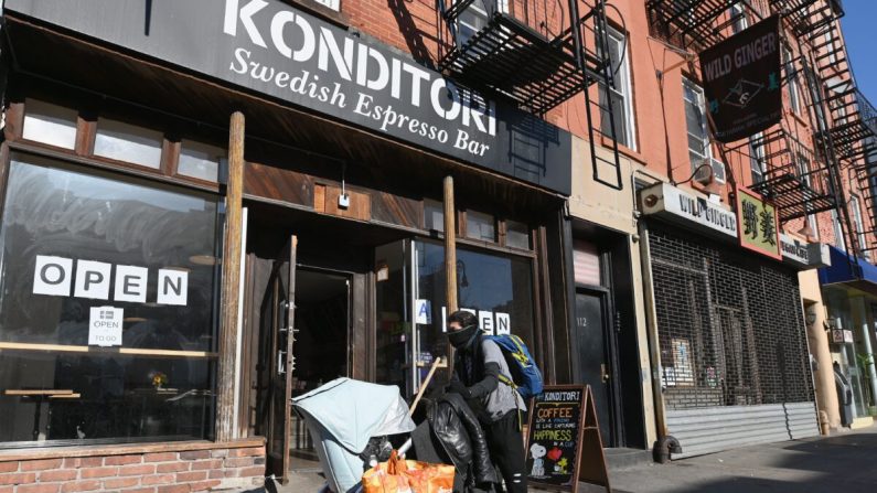 Una persona camina por una cafetería en la ciudad de Nueva York el 18 de marzo de 2020. (Angela Weiss/AFP a través de Getty Images)