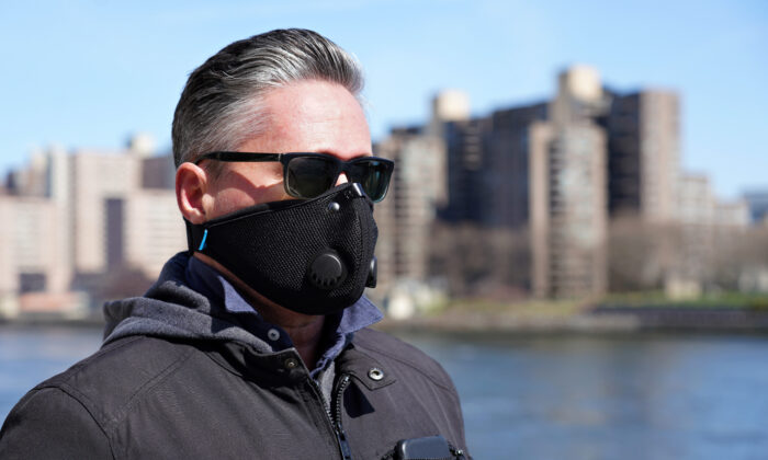 Un hombre camina por el East River con una máscara protectora mientras el coronavirus continúa propagándose por Estados Unidos, en la ciudad de Nueva York el 22 de marzo de 2020. (Cindy Ord/Getty Images)