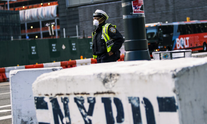 Un oficial de policía de Nueva York lleva una máscara facial mientras dirige el tráfico en una avenida de la ciudad el 27 de marzo de 2020. (Eduardo Muñoz Álvarez/Getty Images)