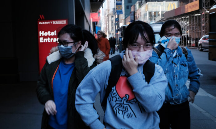 La gente camina por Manhattan con mascarillas, en la ciudad de Nueva York el 4 de marzo de 2020. (Spencer Platt/Getty Images)