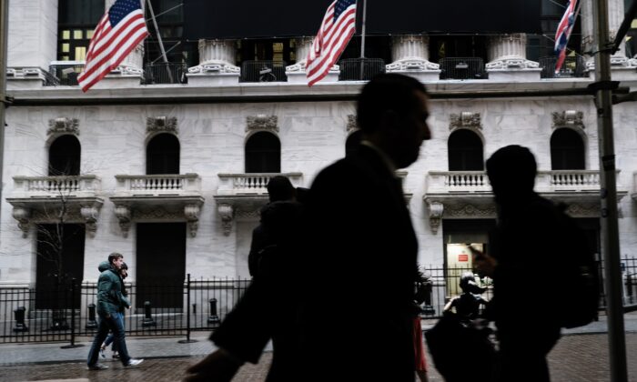 Personas caminan frente a la Bolsa de Nueva York en la Ciudad de Nueva York el 3 de marzo de 2020.  (Spencer Platt/Getty Images)