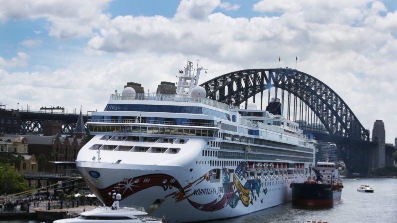 El crucero Norwegian Jewel durante un confinamiento en Sydney, Australia, el 14 de febrero de 2020. Un pasajero fue sometido a la prueba del virus del PCCh, pero dio negativo. (Lisa Maree Williams/Getty Images)