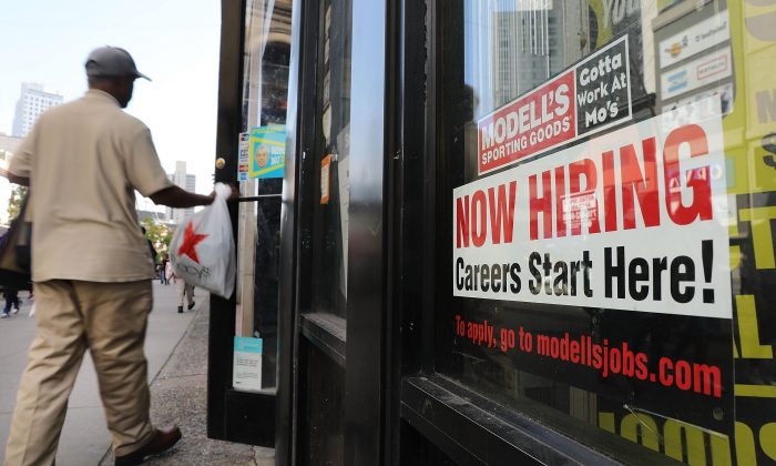 Un cartel de contratación en la ventana de un negocio de Brooklyn en Nueva York el 5 de octubre de 2018. (Spencer Platt / Getty Images)