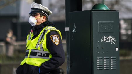 Policía de Nueva York confirma segunda muerte y más de 500 miembros dan positivo al virus PCCh