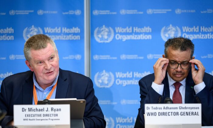El director general de la Organización Mundial de la Salud, Tedros Adhanom Ghebreyesus (der.) y el director del Programa de Emergencias Sanitarias de la OMS, Michael Ryan, asistieron a una conferencia de prensa sobre COVID-19 en Ginebra el 6 de marzo de 2020. (Fabrice Coffrini / AFP a través de Getty Images)