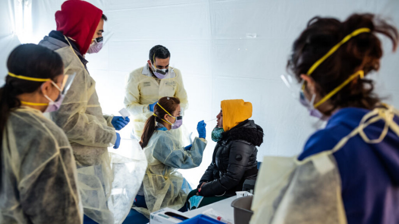 Médicos realizan pruebas de detección del virus del PCCh (COVID-19) al personal del hospital con síntomas gripales antes de que entren en la zona principal del departamento de emergencias del hospital St. Barnabas en el Bronx el 24 de marzo de 2020 en la ciudad de Nueva York. (Getty Images/ Misha Friedman)