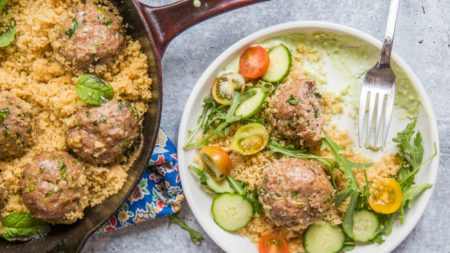 Cómo preparar deliciosas albóndigas y cuscús en una sola sartén