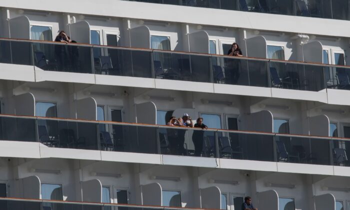 Pasajeros esperan noticias sobre las pruebas de coronavirus en el crucero Carnival Panorama en Long Beach, California, el 7 de marzo de 2020. (Mark Ralston/AFP vía Getty Images)