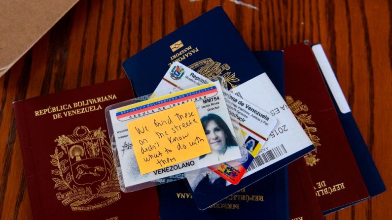 Una pila de pasaportes e identificaciones se ven sobre un escritorio en la embajada venezolana en Washington, DC el 19 de abril de 2019. (ANDREW CABALLERO-REYNOLDS/AFP vía Getty Images)