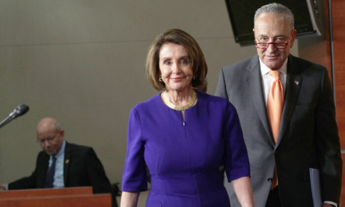 La representante de la Cámara de Representantes Nancy Pelosi (D-Calif.) y el líder de la minoría del Senado, el senador Chuck Schumer (D-N.Y.) llegan a una reunión informativa después de regresar al Capitolio de una reunión en la Casa Blanca con el presidente Donald Trump en Washington el 22 de mayo de 2019. (Alex Wong/Getty Images)