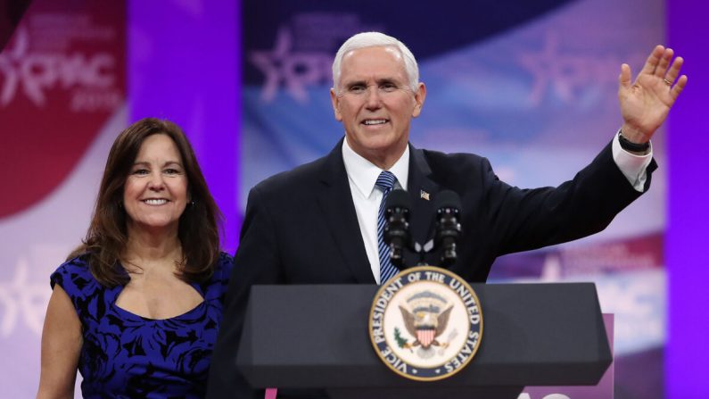 El vicepresidente de los Estados Unidos, Mike Pence, y su esposa Karen Pence durante el CPAC 2019 en National Harbor, Maryland, el 1 de marzo de 2019. (Mark Wilson/Getty Images)