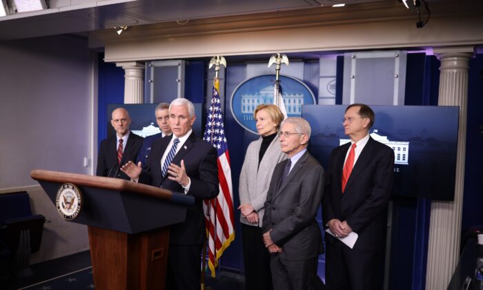 El vicepresidente Mike Pence, en el centro, el director del Instituto Nacional de Alergia y Enfermedades Infecciosas, el Dr. Anthony Fauci, segundo por la derecha, y otros miembros de la Fuerza de Tareas del Coronavirus, celebran una rueda de prensa en la Casa Blanca en Washington el 6 de marzo de 2020. (Win McNamee/Getty Images)