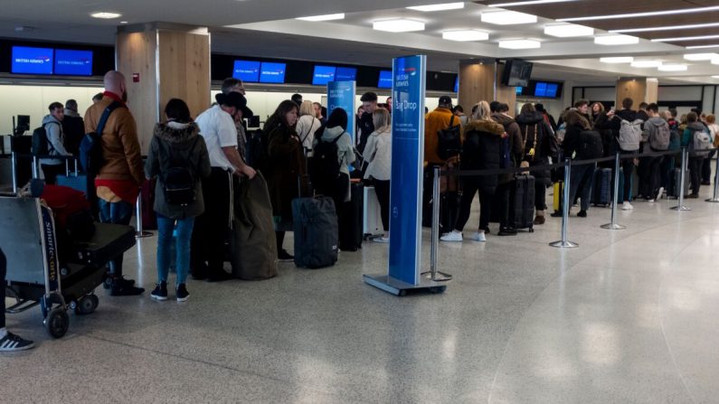 La gente hace fila en la sala de salidas de la Terminal 7 del aeropuerto JFK de Nueva York el 15 de marzo de 2020. (Johannes Eisele/AFP vía Getty Images)