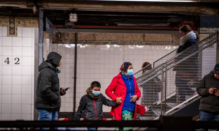 Los viajeros usan máscaras médicas en la estación Grand Central, de la ciudad de Nueva York, el 5 de marzo de 2020. (David Dee Delgado/Getty Images)