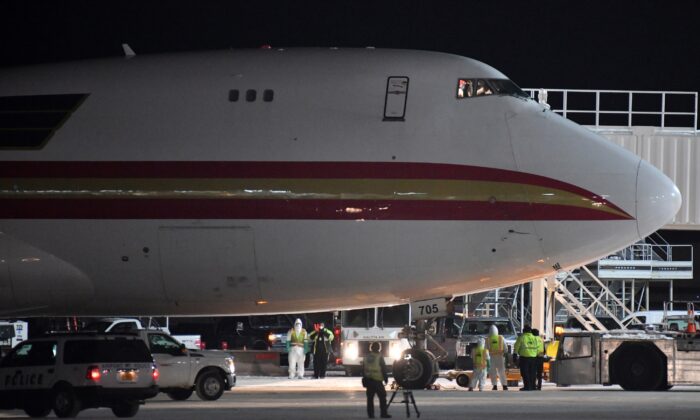 Un avión que transportaba americanos evacuados de Wuhan, China, llega al aeropuerto internacional Ted Stevens Anchorage en Anchorage, Alaska, el 28 de enero de 2020. El estado, el 12 de marzo de 2020, informó de su primer caso confirmado de coronavirus. (Lance King/Getty Images)