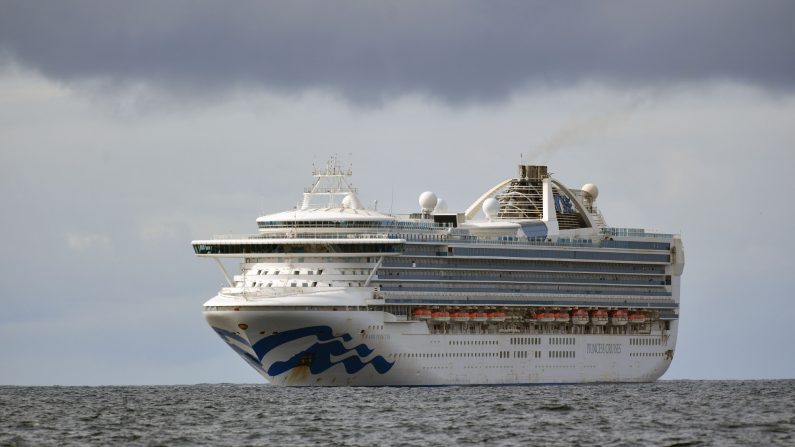 La gente mira desde el crucero Grand Princess, operado por Princess Cruises, ya que mantiene un patrón de espera a unas 25 millas de la costa de San Francisco, California, el 8 de marzo de 2020. (Josh Edelson/Getty Images)