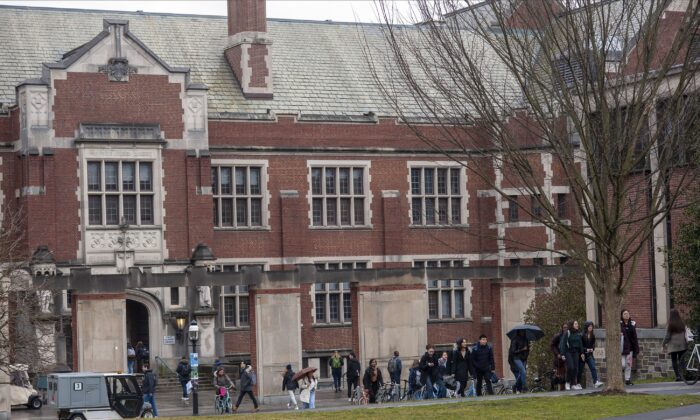 Los estudiantes caminan en el campus de la Universidad de Princeton en Nueva Jersey el 4 de febrero de 2020. (Thomas Cain/Getty Images)