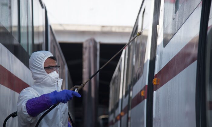 Un funcionario desinfecta un tranvía para evitar la propagación del coronavirus COVID-19, en la estación de tranvía Songsan en Pyongyang, el 26 de febrero de 2020. (Kim Won Jin/AFP a través de Getty Images)