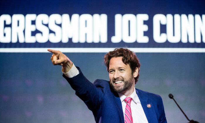 El representante Joe Cunningham (D-S.C.) se dirige a la multitud en la Convención Estatal del Partido Demócrata de Carolina del Sur de 2019 en Columbia, Carolina del Sur, el 22 de junio de 2019. (Sean Rayford/Getty Images)