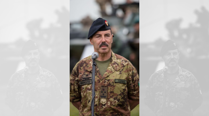 General Salvatore Farina, jefe del Estado Mayor del Ejército italiano, durante una conferencia de prensa después de los ejercicios militares de Ataque con Sable de la OTAN el 16 de junio de 2017 en Orzysz, Polonia. (WOJTEK RADWANSKI/AFP vía Getty Images)
