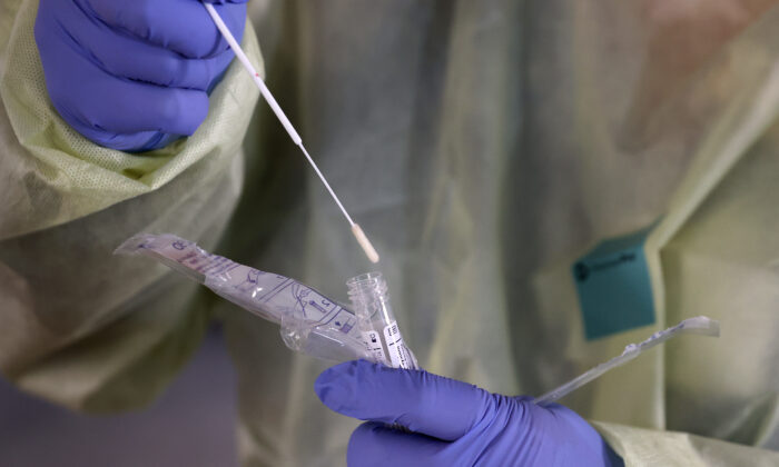 Una muestra tomada de una persona es examinada para detectar el nuevo coronavirus en el estacionamiento del Hospital Caroll en Westminster (Maryland), el 16 de marzo de 2020. (Chip Somodevilla/Getty Images)