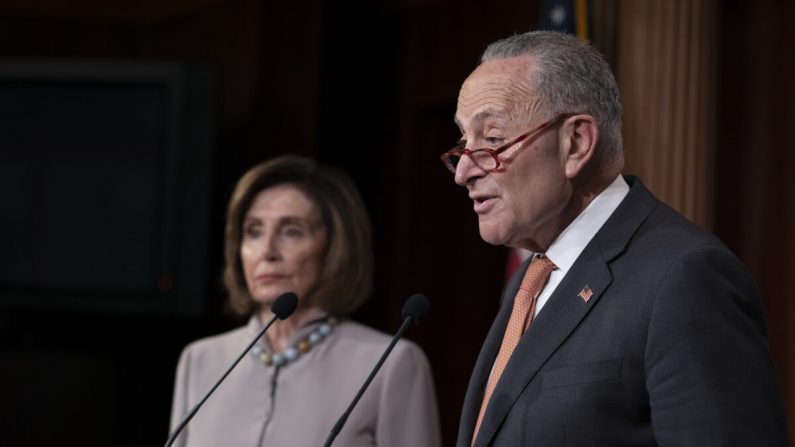 El líder de la minoría del Senado Chuck Schumer (D-N.Y.) y la presidenta de la Cámara de Representantes Nancy Pelosi (D-Calif.) hablan en Washington el 11 de febrero de 2020. (Tasos Katopodis/Getty Images)