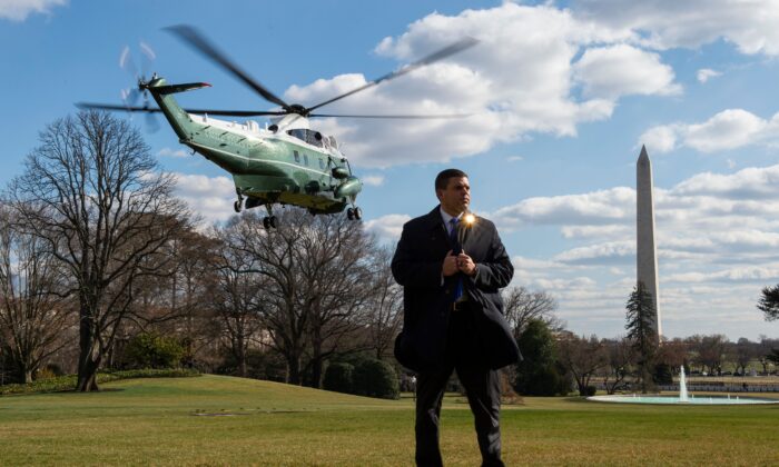Un agente del Servicio Secreto en el jardín sur de la Casa Blanca mientras el helicóptero Marine One despega con el Presidente de Estados Unidos Donald Trump a bordo en Washington el 29 de febrero de 2020. (Roberto Schmidt/AFP vía Getty Images)
