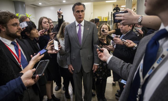 El senador Mitt Romney habla con periodistas cerca del subterráneo, en Capitol Hill, el 24 de enero de 2019. (Zach Gibson/Getty Images)