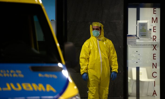 Un paramédico se encuentra en las afueras del hospital Álvaro Cunqueiro en Vigo, al noroeste de España, el 25 de marzo de 2020. (Miguel Riopa/AFP vía Getty Images)