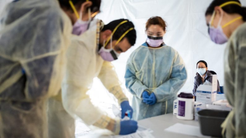 Médicos examinan al personal del hospital con síntomas similares a la gripe para detectar el virus del PCCh en el distrito de Bronx de la ciudad de Nueva York el 24 de marzo del 2020. (Misha Friedman/Getty Images)