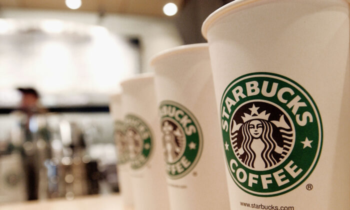 Tazas de bebidas con el logo de Starbucks Coffee. (Stephen Chernin / Getty Images)