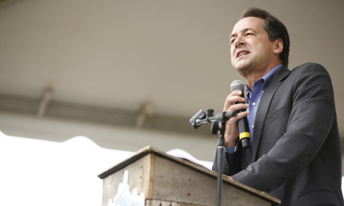 El gobernador de Montana, Steve Bullock, habla durante un acto de su campaña el 5 de octubre de 2019. (Brian Blanco/Getty Images)