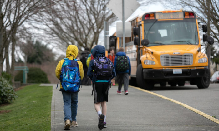 Los estudiantes abandonan la escuela primaria Thurgood Marshal después de que el sistema de escuelas públicas de Seattle se cerrara abruptamente debido a los temores de coronavirus en Seattle, estado de Washington, el 11 de marzo de 2020. (John Moore/Getty Images)