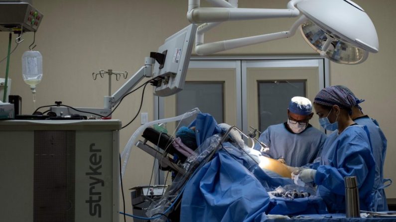 Médicos realizan una cirugía en un hospital. Foto de archivo.(Guillermo Arias/AFP/Getty Images)