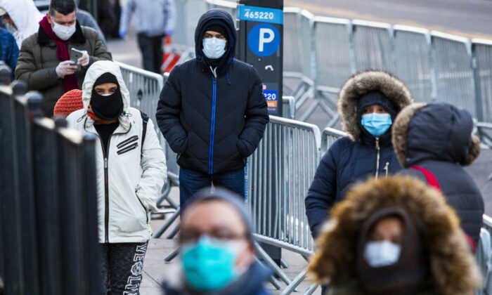 La gente hace cola para hacerse una prueba en el Hospital Elmhurst, debido al brote del virus del PCCh en Queens, Nueva York, el 24 de marzo de 2020. (Eduardo Muñoz Álvarez/Getty Images)