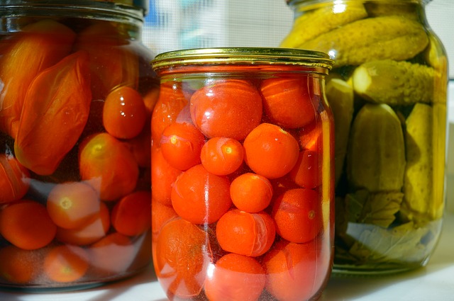 Deliciosos y tradicionales tomates ligeramente dulces en salmuera. (AKuptsova
/Pixabay)