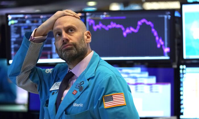 Un empleado reacciona a los datos del mercado que se exhiben en la Bolsa de Valores de Nueva York el 9 de marzo de 2020 en Nueva York. (Timothy Clary/AFP a través de Getty Images)