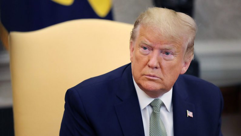 El presidente Donald Trump habla con periodistas en la Oficina Oval en la Casa Blanca en Washington el 12 de marzo de 2020. (Chip Somodevilla/Getty Images)