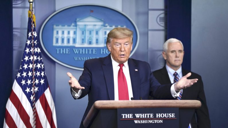 El presidente de los Estados Unidos, Donald Trump, y el vicepresidente Mike Pence en una sesión informativa sobre la pandemia del virus del PCCh en la sala de prensa de la Casa Blanca en Washington, DC, el 26 de marzo de 2020. (Drew Angerer/Getty Images)