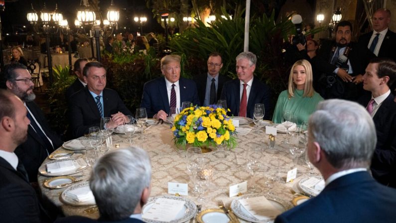 El presidente Donald Trump (centro), habla con el presidente brasileño Jair Bolsonaro (izquierda), durante una cena en Mar-a-Lago en Palm Beach, Florida, el 7 de marzo de 2020. (Jim Watson/AFP vía Getty Images)