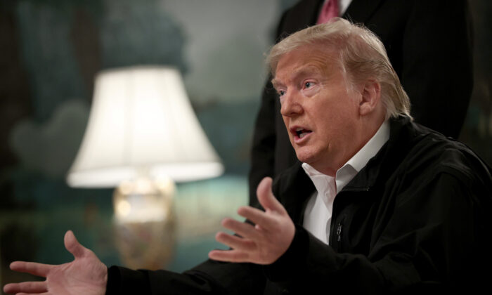 El presidente Donald Trump responde preguntas después de promulgar la ley bipartidista de financiación de USD 8000 millones, en la Casa Blanca, para combatir el brote de coronavirus. Washington, 6 de marzo de 2020. (Win McNamee/Getty Images)