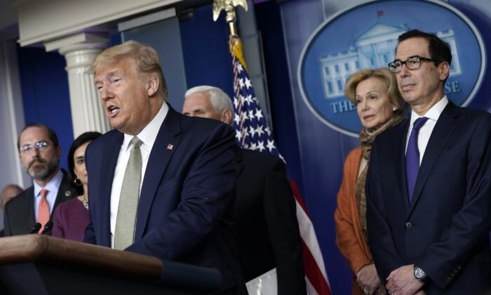El presidente Donald Trump habla en la sala de prensa de la Casa Blanca en Washington el 17 de marzo de 2020. (Drew Angerer/Getty Images)