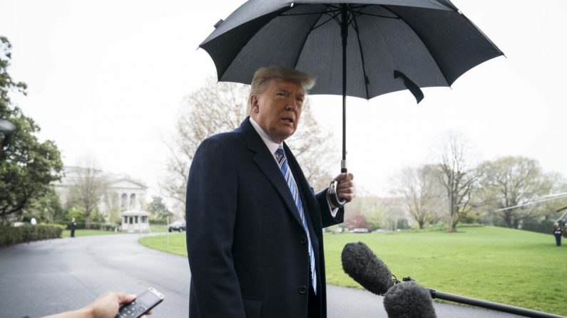 El presidente Donald Trump habla a la prensa mientras se dirige a la Estación Naval Norfolk en Norfolk, Virginia, desde la Casa Blanca el 28 de marzo de 2020. (Sarah Silbiger/Getty Images)