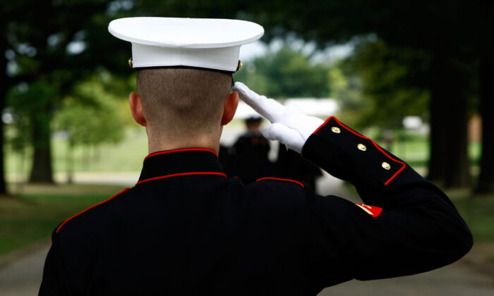 Un miembro del equipo de la guardia de honor hace un saludo durante los servicios de entierro en el Cementerio Nacional de Arlington, en Arlington, Virginia, el 10 de septiembre de 2009. Imagen de archivo. (Win McNamee/Getty Images)